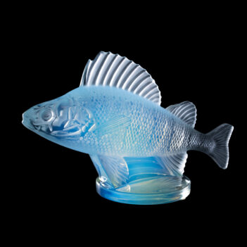 Presse papier représentant une perche en cristal en verre opalescent sur fond noir.
