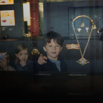 des enfants regardent des bijoux