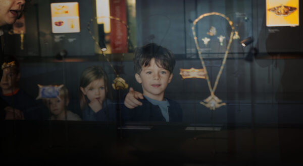 des enfants regardent des bijoux