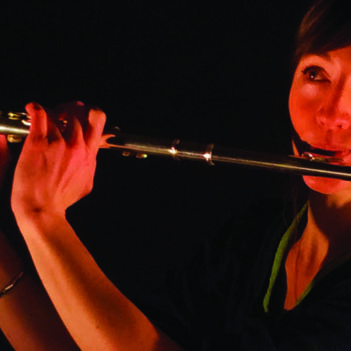 personne jouant de la flute