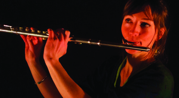 personne jouant de la flute